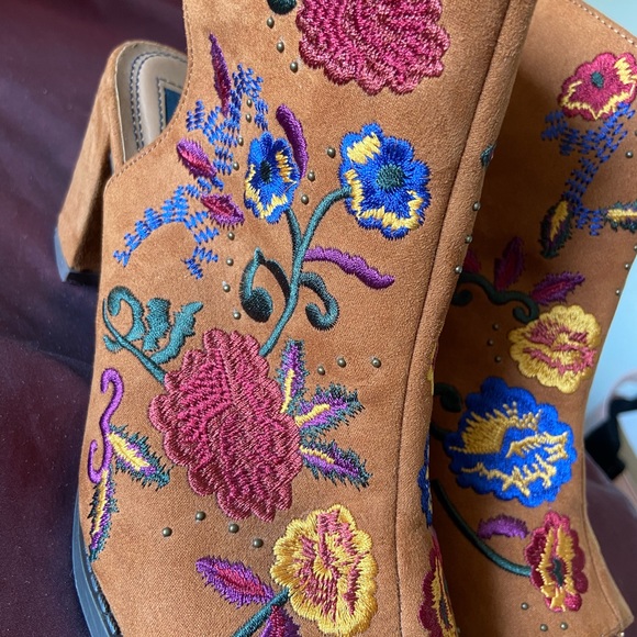 Tan Suede Booties Embroidered Florals Open Toe - Picture 6 of 16